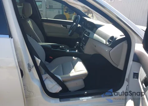 2013 Mercedes-Benz C 250 Sport z USA, uszkodzony, nr VIN WDDGF4HB9DA755681